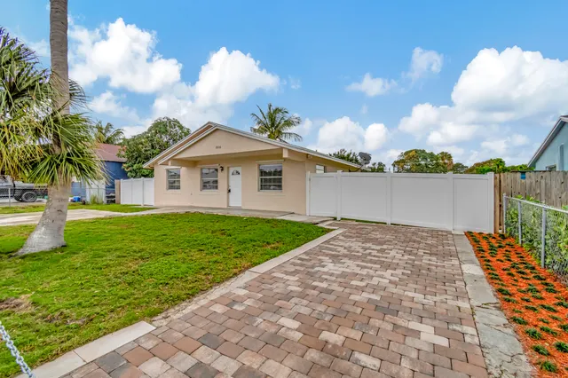 $3,200 | 1016 West Lakewood Road, West Palm Beach, FL 33405