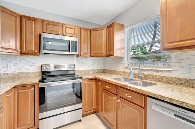 $3,200 | 1016 West Lakewood Road, West Palm Beach, FL 33405