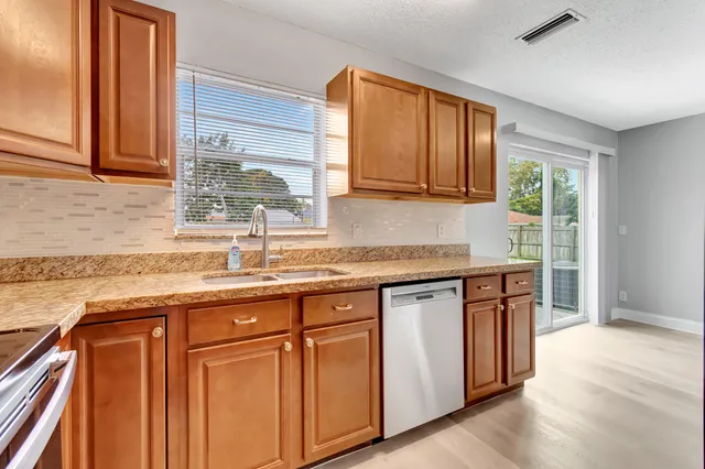 $3,200 | 1016 West Lakewood Road, West Palm Beach, FL 33405