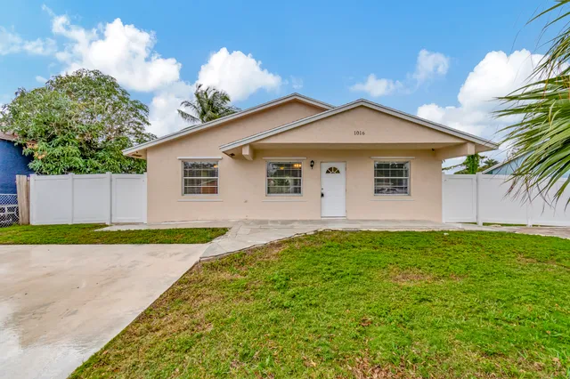 $3,200 | 1016 West Lakewood Road, West Palm Beach, FL 33405