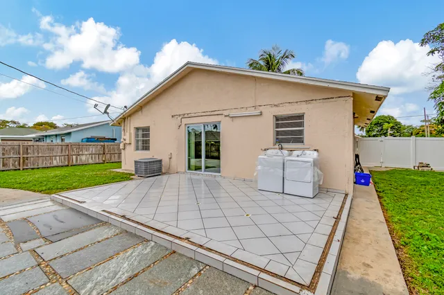 $3,200 | 1016 West Lakewood Road, West Palm Beach, FL 33405