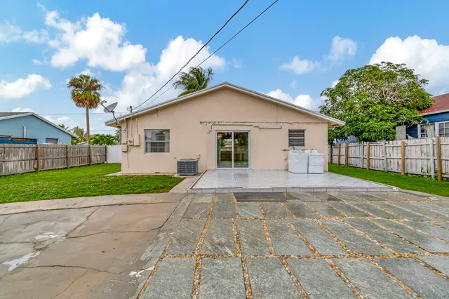 $3,200 | 1016 West Lakewood Road, West Palm Beach, FL 33405