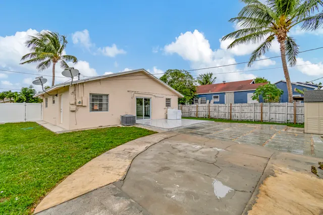 $3,200 | 1016 West Lakewood Road, West Palm Beach, FL 33405