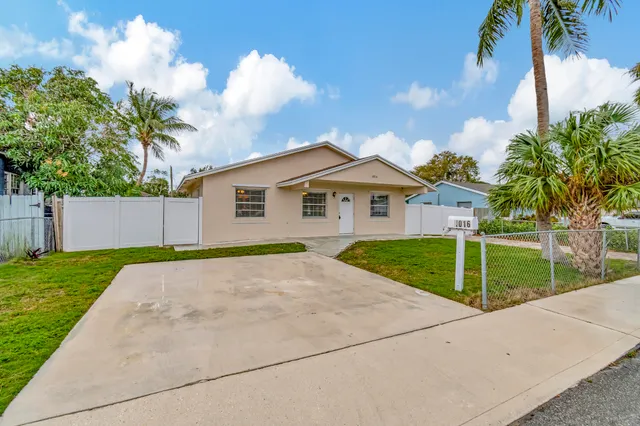 $3,200 | 1016 West Lakewood Road, West Palm Beach, FL 33405