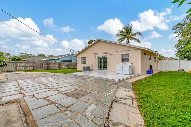 $3,200 | 1016 West Lakewood Road, West Palm Beach, FL 33405
