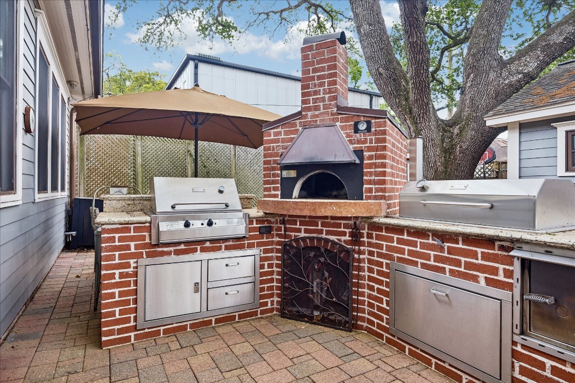 1705 Haver Street Houston, TX 77006 - Photo 28 of 31 Outdoor Kitchen with a smoker, grill AND pizza oven