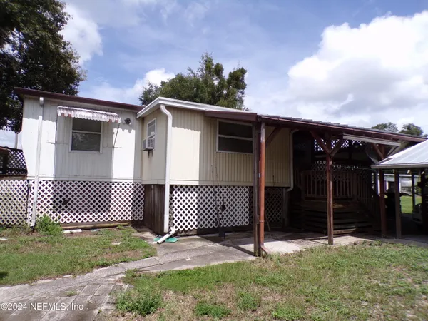 a view of a house with backyard and garden