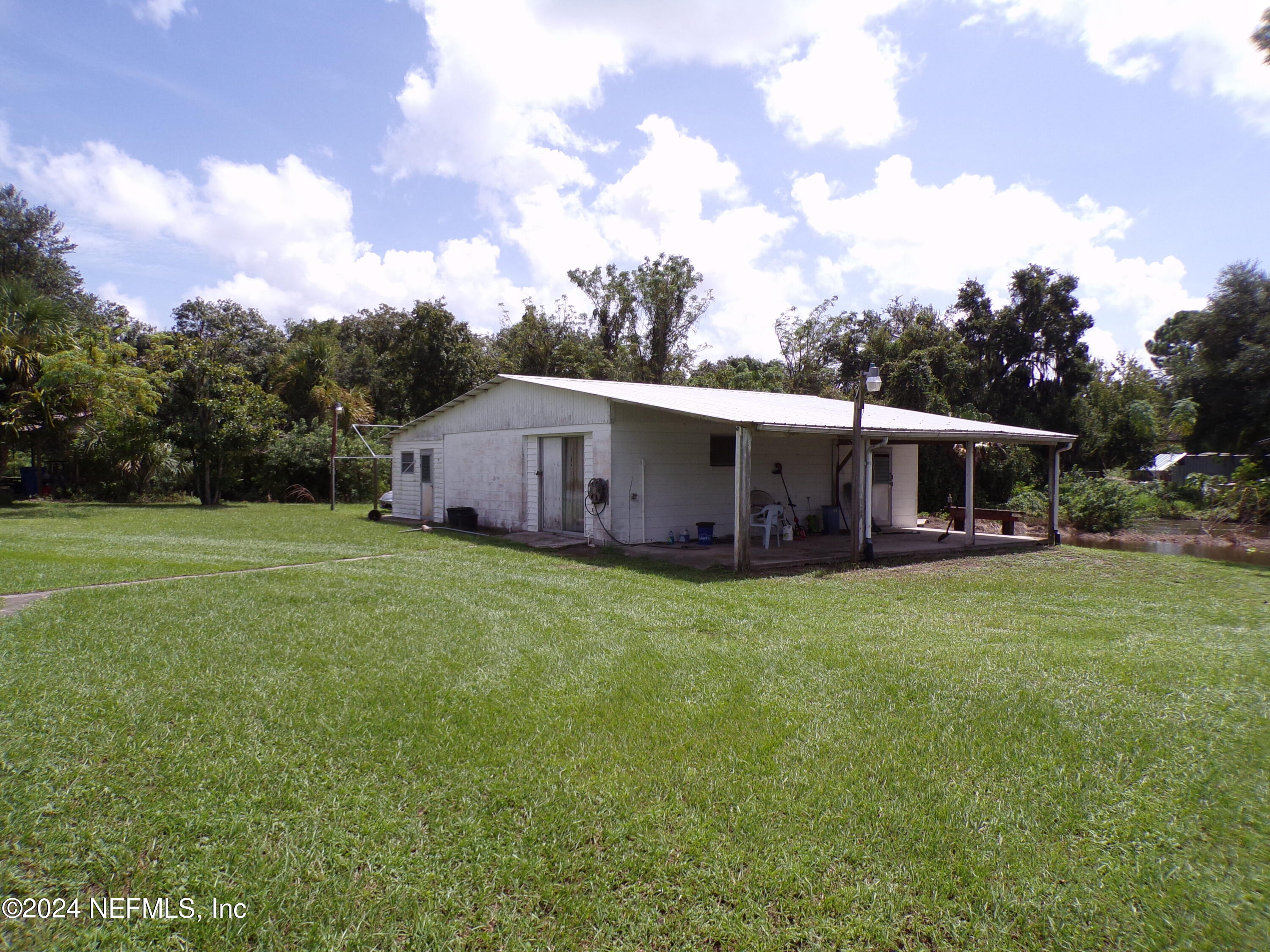 10642 East Bay Road Gibsonton, FL 33534 - Photo 18 of 32 a view of a house with backyard and garden