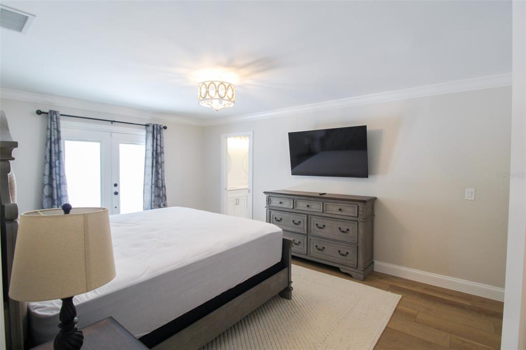 691 Russell Street Longboat Key, FL 34228 - Photo 17 of 38
