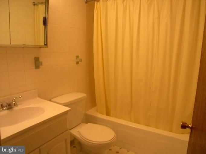 2053 Carrhill Road Vienna, VA 22181 - Photo 20 of 25 Bath #3