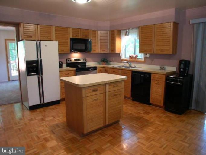 2053 Carrhill Road Vienna, VA 22181 - Photo 6 of 25 Kitchen