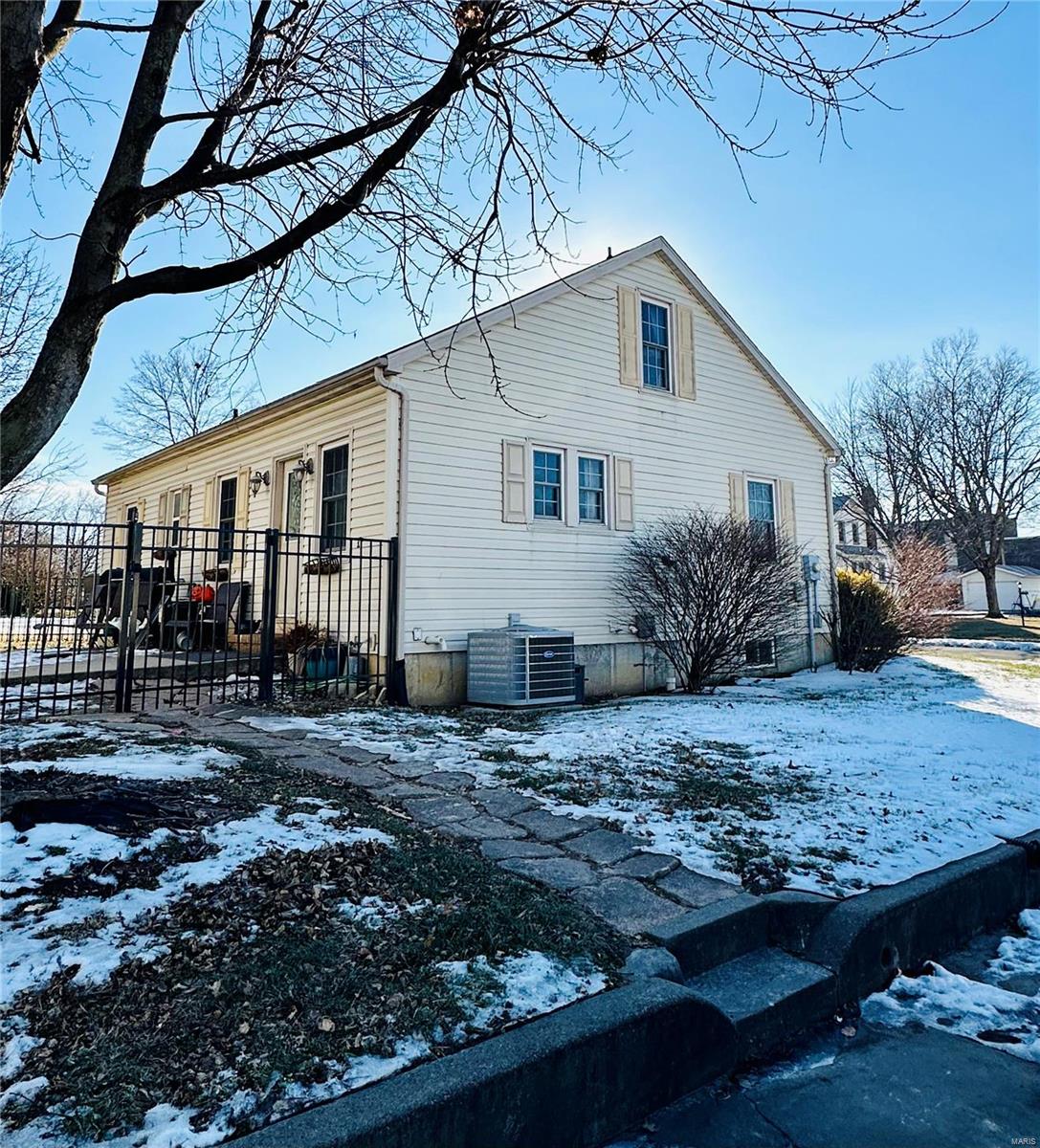 304 Locust Street Red Bud, IL 62278 - Photo 5 of 24 Gallery Image 5