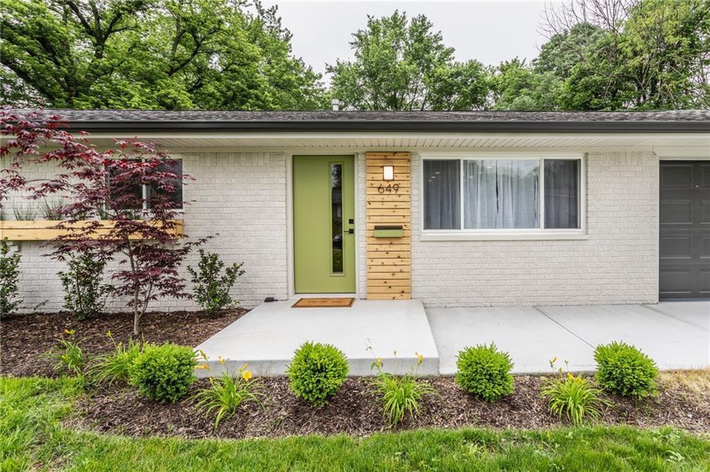 649 Emerson Road Carmel, IN 46032 - Photo 4 of 41