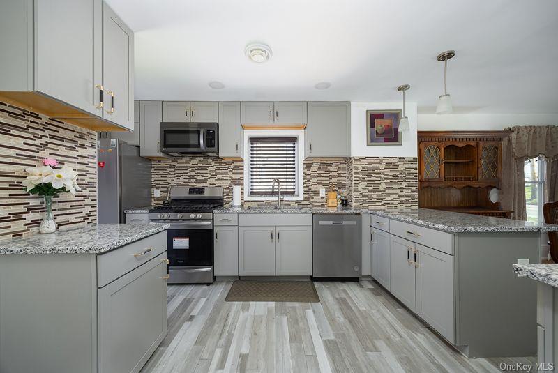 88 Innis Avenue Poughkeepsie, NY 12601 - Photo 7 of 25 Custom built new kitchen