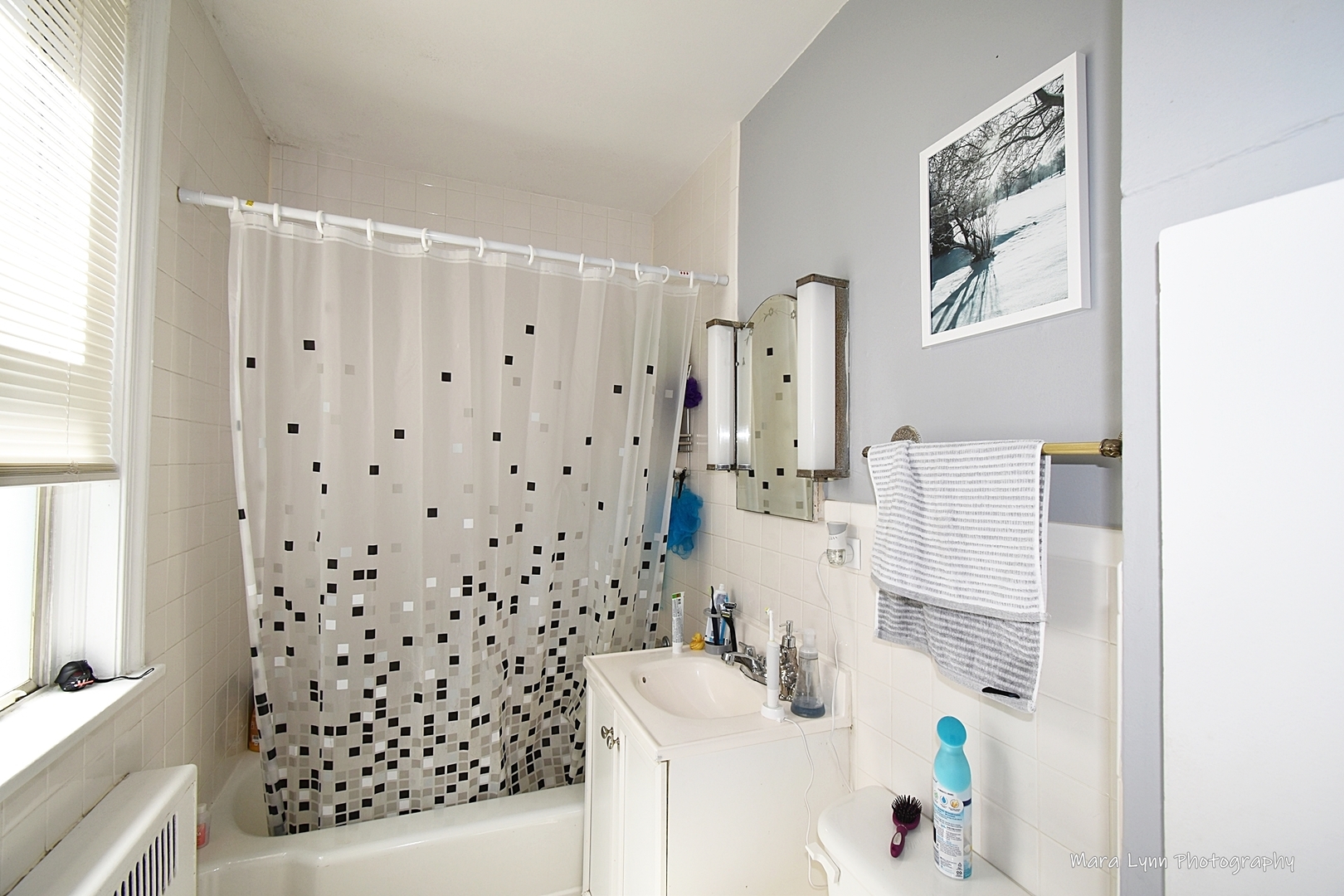 302 Division Street Geneva, IL 60134 - Photo 17 of 25 a bathroom with a bathtub and shower