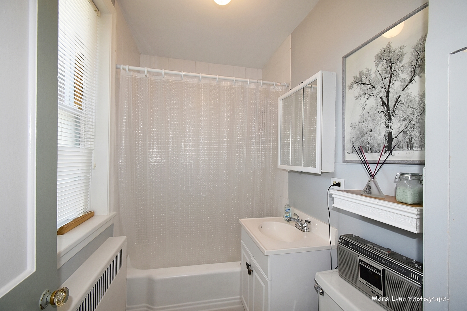 302 Division Street Geneva, IL 60134 - Photo 18 of 25 a bathroom with a sink and a bathtub