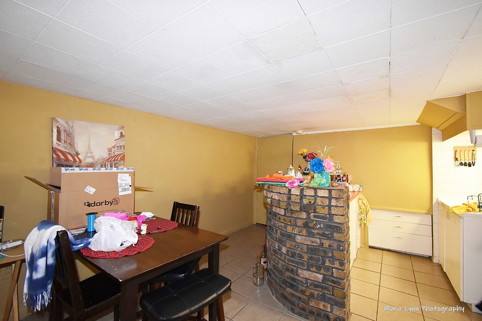 302 Division Street Geneva, IL 60134 - Photo 20 of 25 a room with furniture and window