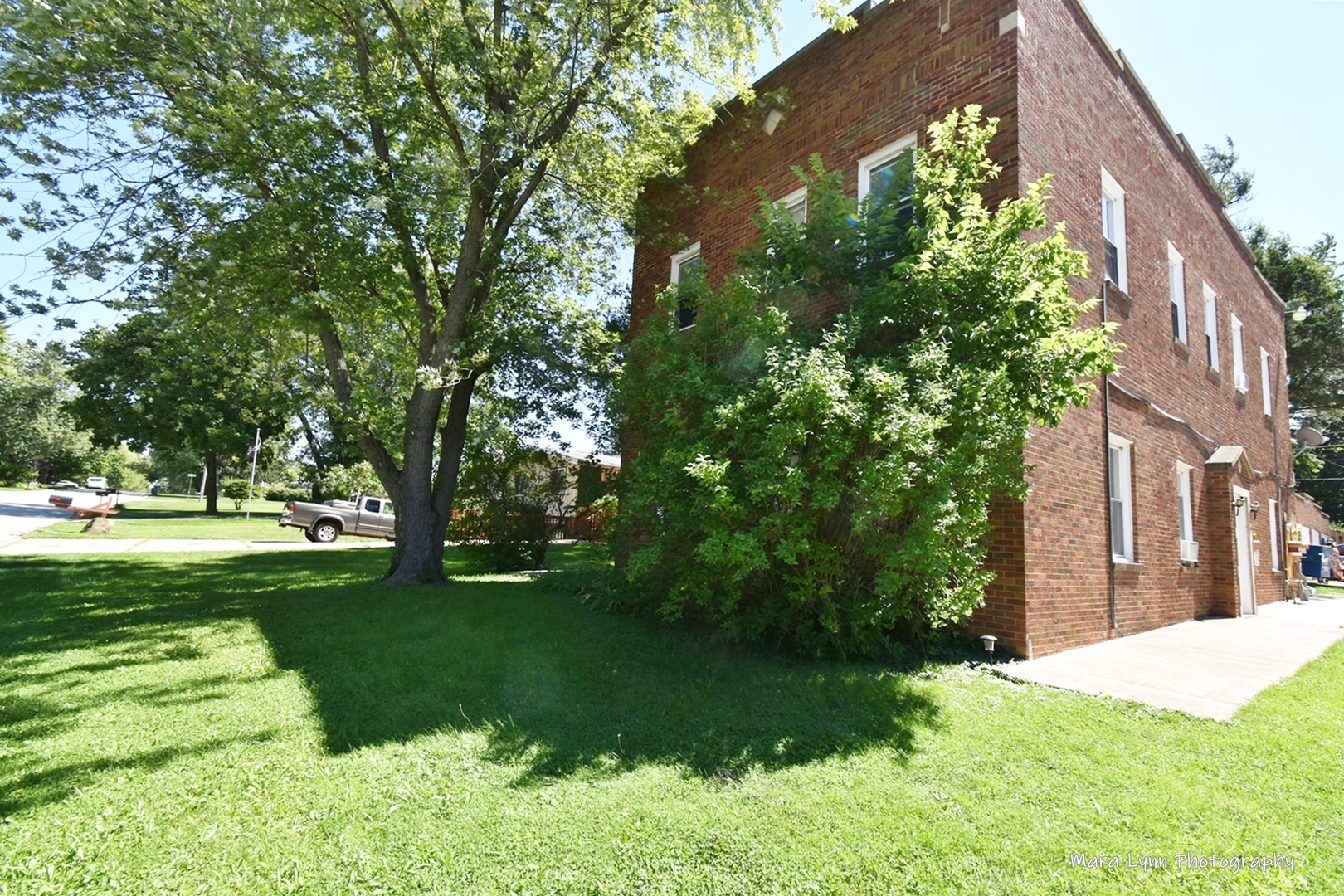 302 Division Street Geneva, IL 60134 - Photo 2 of 25 a backyard of a house with lots of green space
