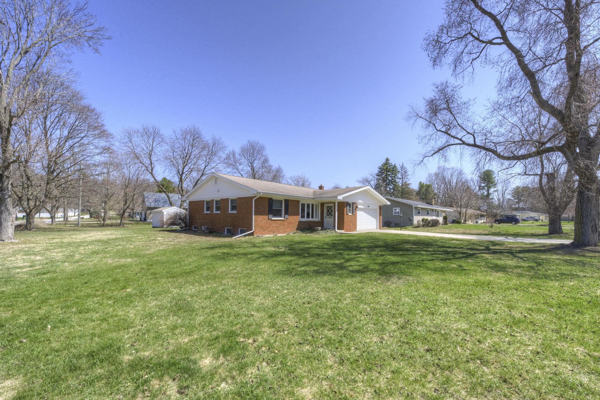 634 Sheridan Road Traverse City, MI 49686 - Photo 2 of 42 1932833-5cb740da-a1ae-45ff-a62d-0eb71e929c48.JPG