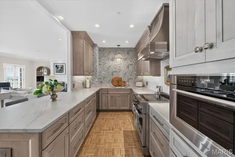 $749,000 | 816 South Hanley Road, Unit 15B, Clayton, MO 63105