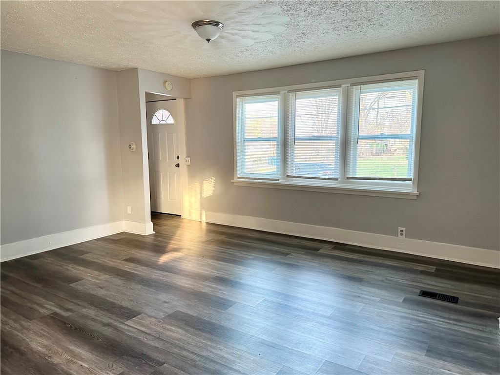 61 Myrtle Street Rochester, NY 14606 - Photo 5 of 18 Living Room