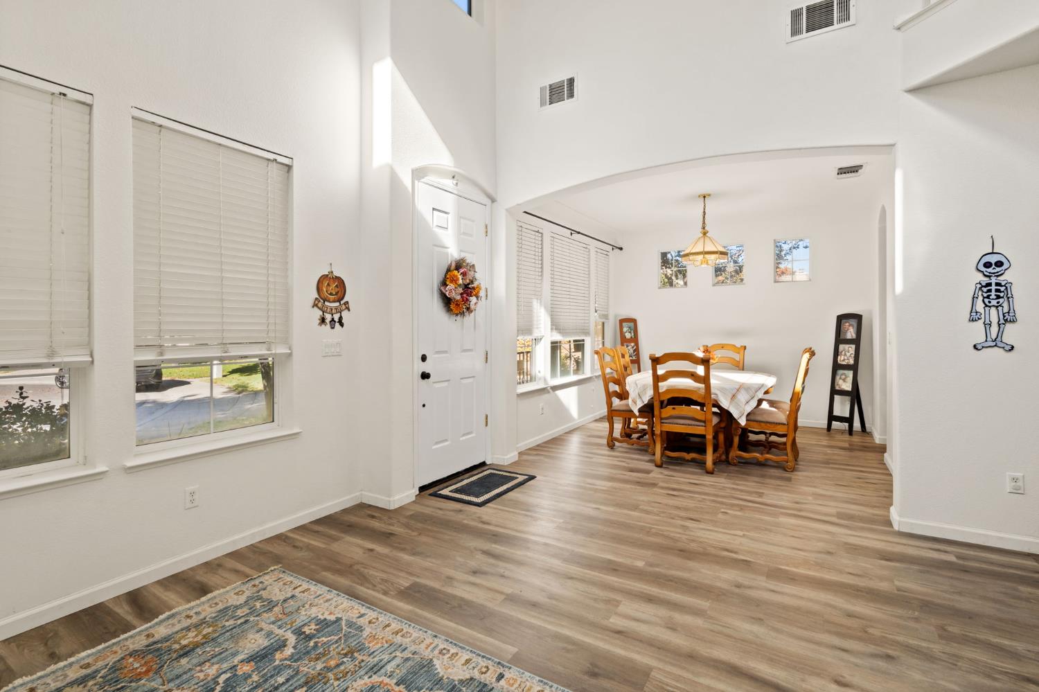 46 Bascom Court Sacramento, CA 95835 - Photo 5 of 34 a living room with furniture and a window