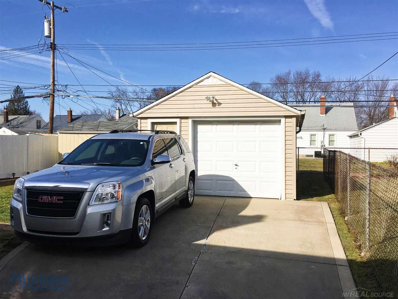 21753 David Eastpointe, MI 48021 - Photo 6 of 27 31315449-5.JPG