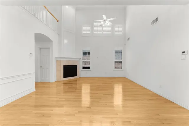 a view of empty room with window