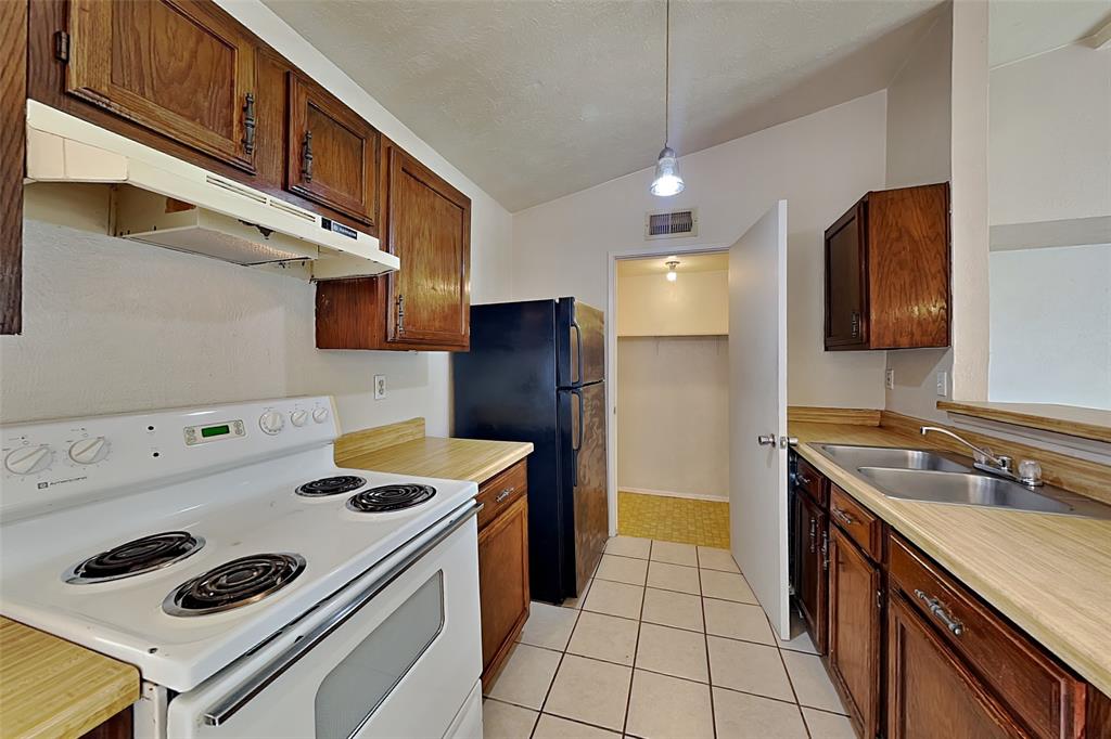 7313 Pineberry Road Dallas, TX 75249 - Photo 4 of 18