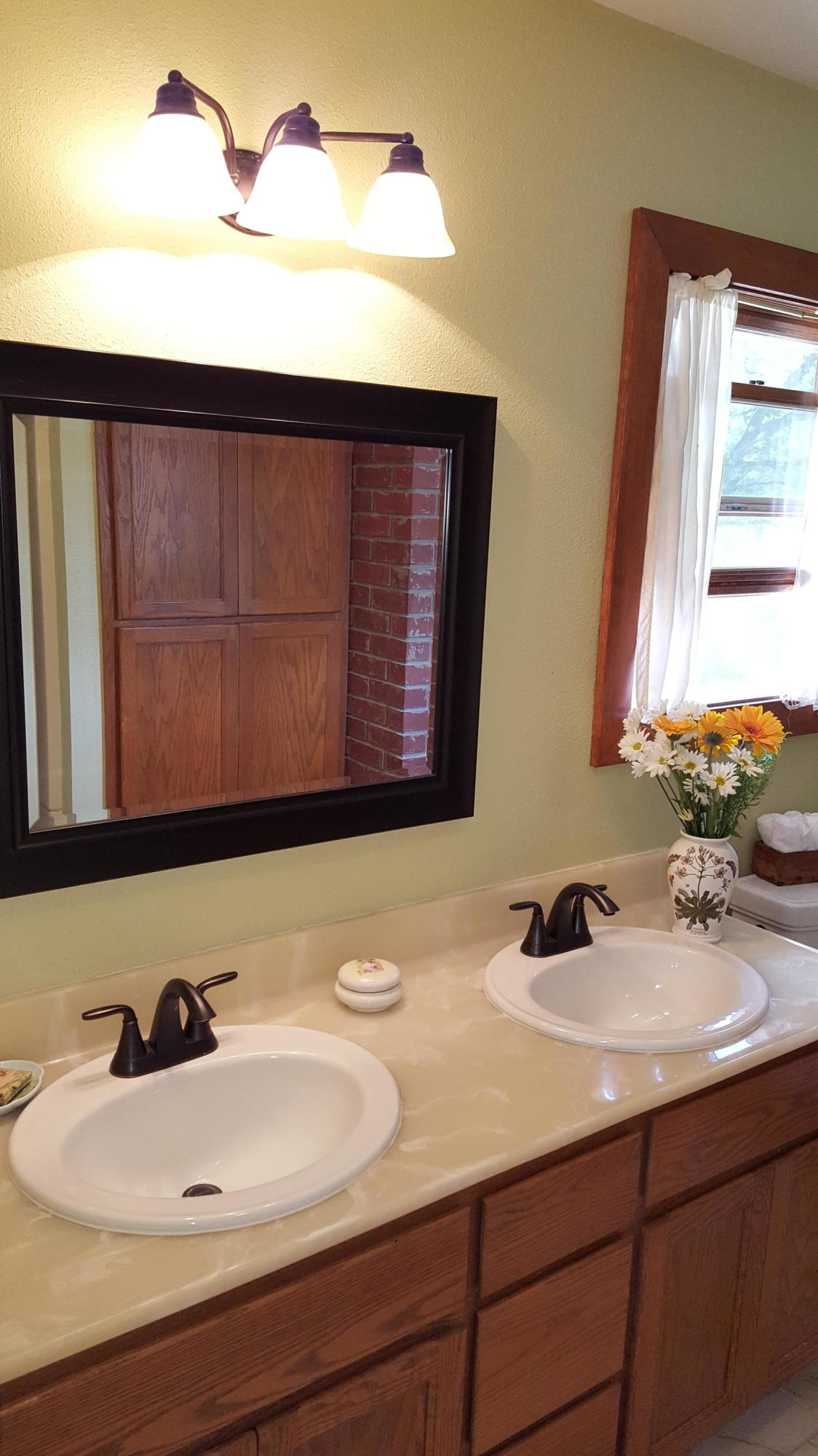 13148 South Fork Road Igo, CA 96047 - Photo 25 of 50 MASTER BATHROOM WITH DOUBLE SINKS