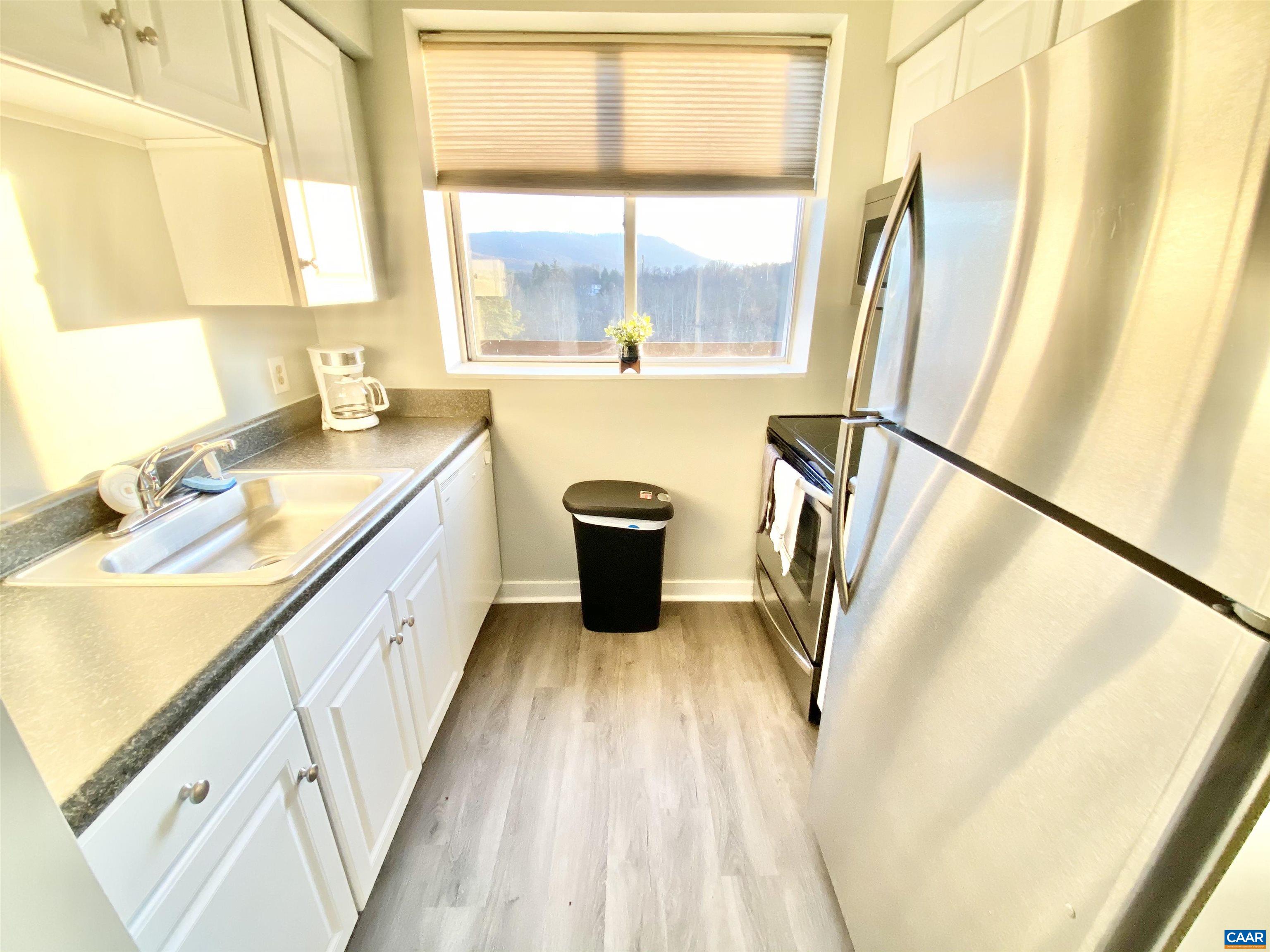 1608 A Monticello Avenue Charlottesville, VA 22902 - Photo 3 of 16 a bathroom with a sink a large mirror and a bathtub