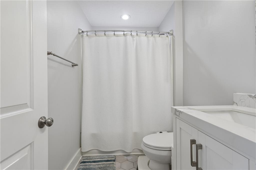223 Chestnut Street Pittsburgh, PA 15218 - Photo 18 of 28 Full bathroom