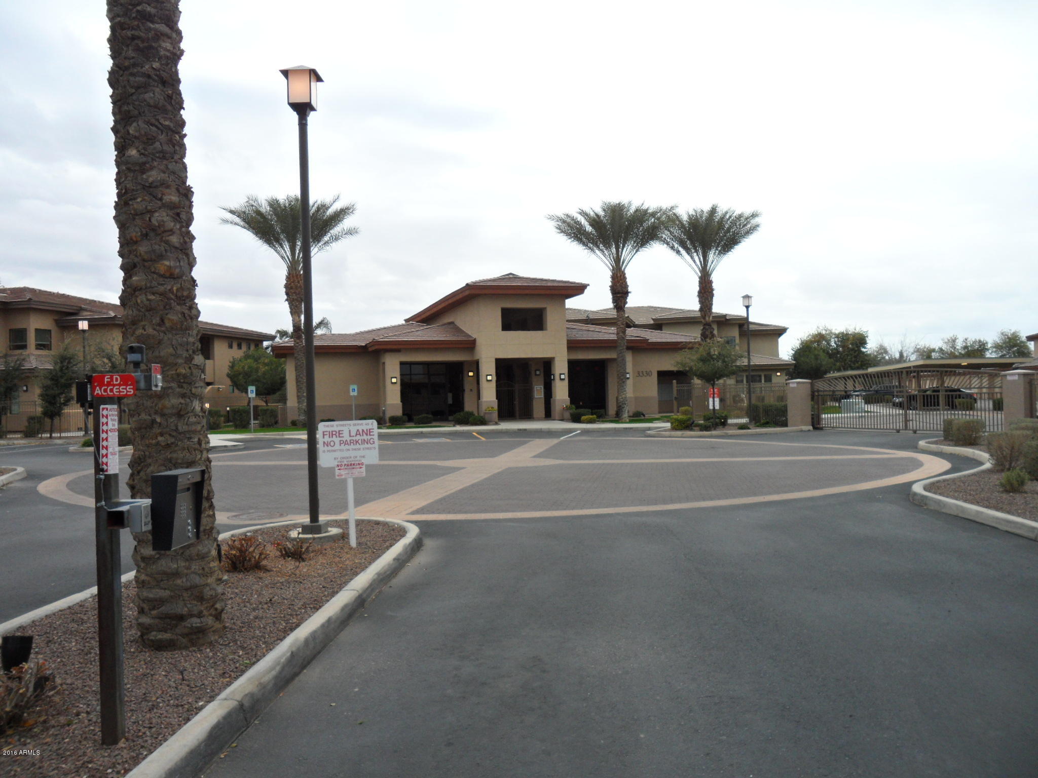 3330 South Gilbert Road, Unit 1015 Chandler, AZ 85286 - Photo 29 of 30 a front view of a house with garden