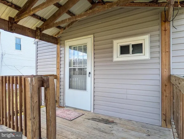 a view of a houses with backyard