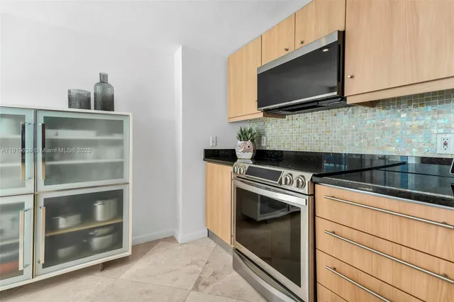 $1,299,000 | 7600 Collins Avenue, Unit 1012, Miami Beach, FL 33141