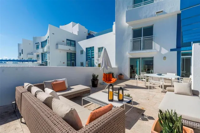 $1,299,000 | 7600 Collins Avenue, Unit 1012, Miami Beach, FL 33141