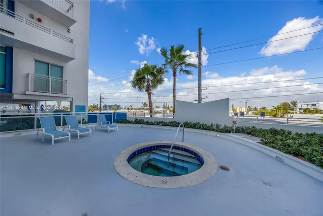 $1,299,000 | 7600 Collins Avenue, Unit 1012, Miami Beach, FL 33141