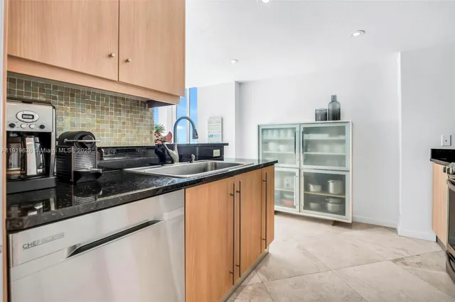 $1,299,000 | 7600 Collins Avenue, Unit 1012, Miami Beach, FL 33141