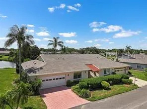 a view of houses with sky view