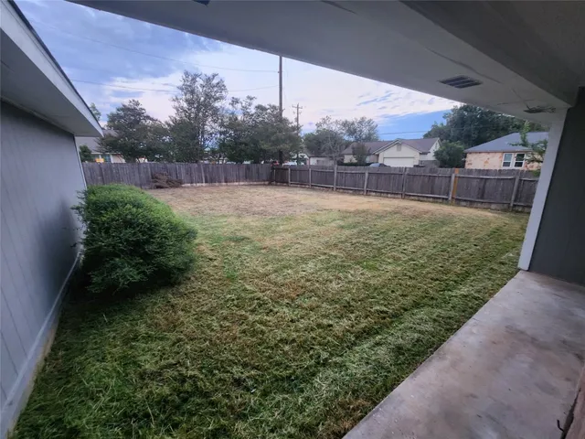 a view of a backyard