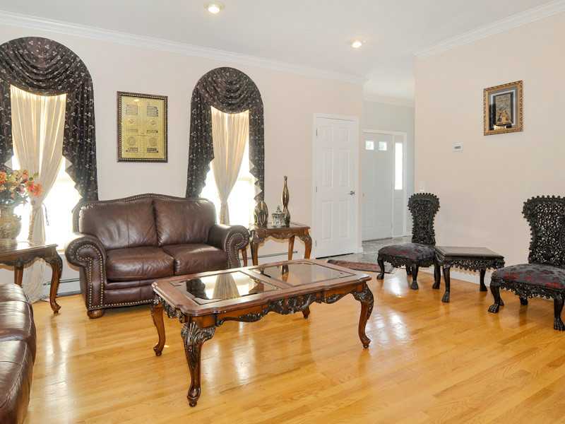 609 River Road Lincoln, RI 02865 - Photo 15 of 25 Living Room.