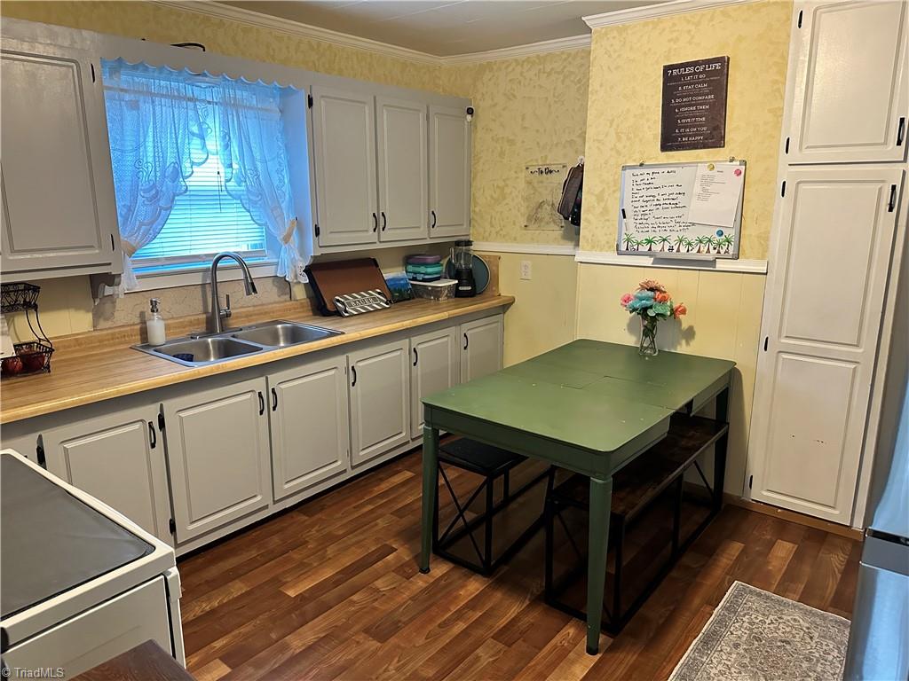 412 Griffith Street Thomasville, NC 27360 - Photo 2 of 14 Homey kitchen