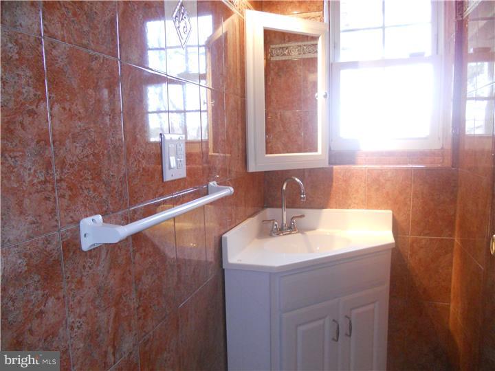 318 Betsy Road Huntingdon Valley, PA 19006 - Photo 10 of 13 Bathroom