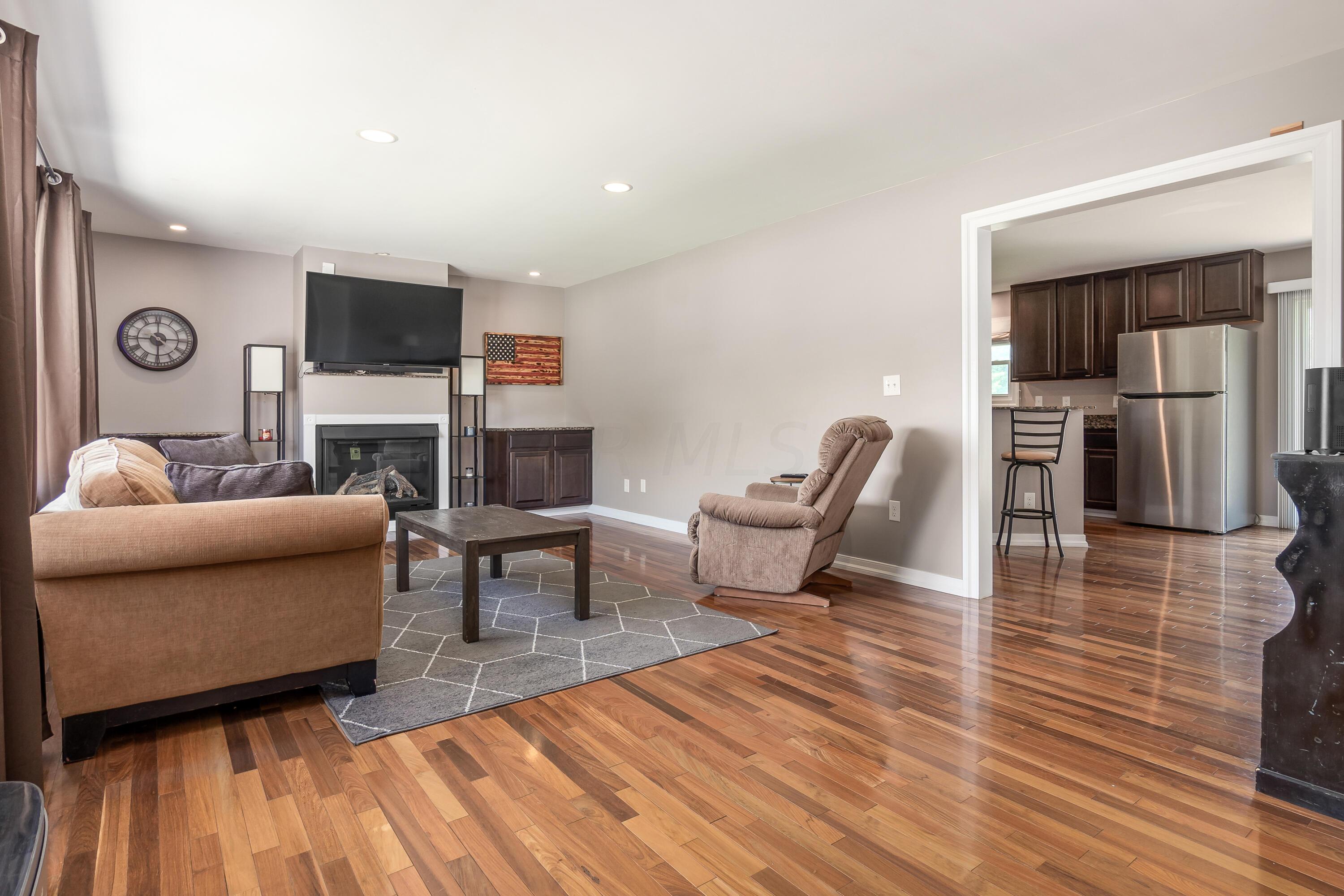 6285 Feder Road Columbus, OH 43228 - Photo 5 of 21 i_6285_Feder living room1