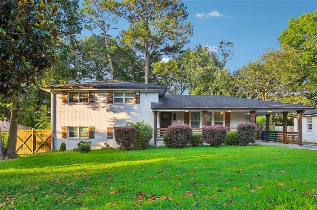 a view of a house with backyard and garden