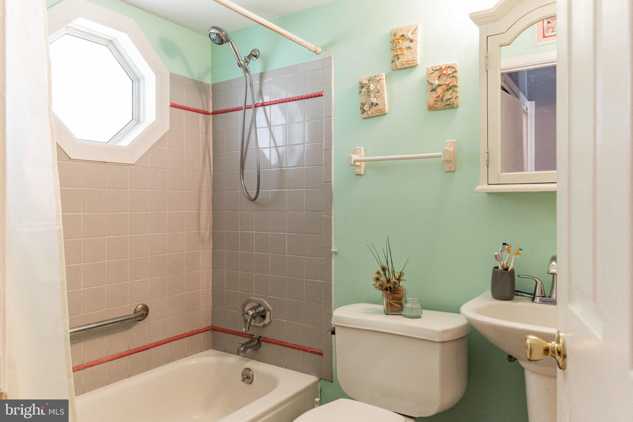 17 Inbrook Road Levittown, PA 19057 - Photo 10 of 14 Gallery Image 10