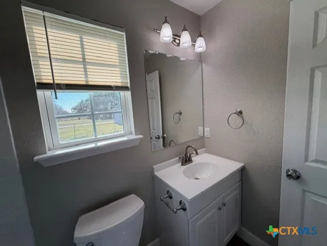 $1,100 | 661 West Austin Street, Unit F, Luling, TX 78648