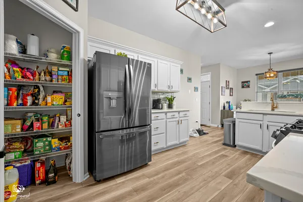 $295,000 | 15958 Buckner Pond Way, Crest Hill, IL 60403