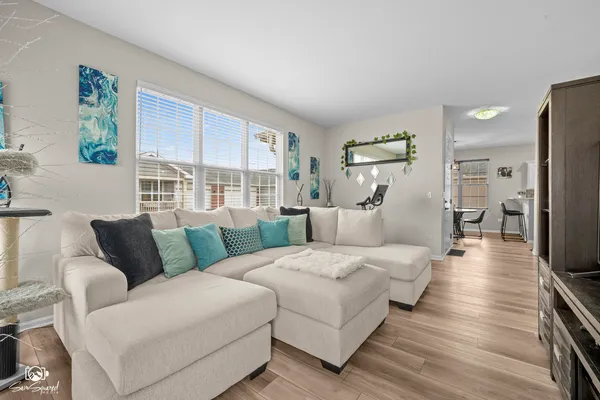 $295,000 | 15958 Buckner Pond Way, Crest Hill, IL 60403