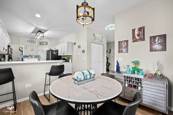 $295,000 | 15958 Buckner Pond Way, Crest Hill, IL 60403